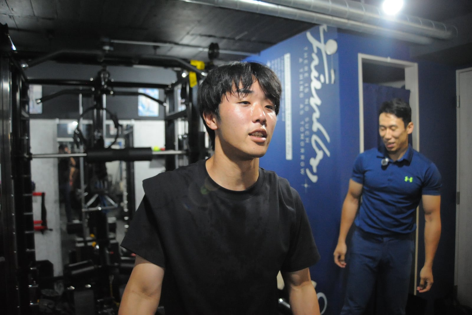 自重トレーニングに取り組む会員と、そばで見るトレーナー